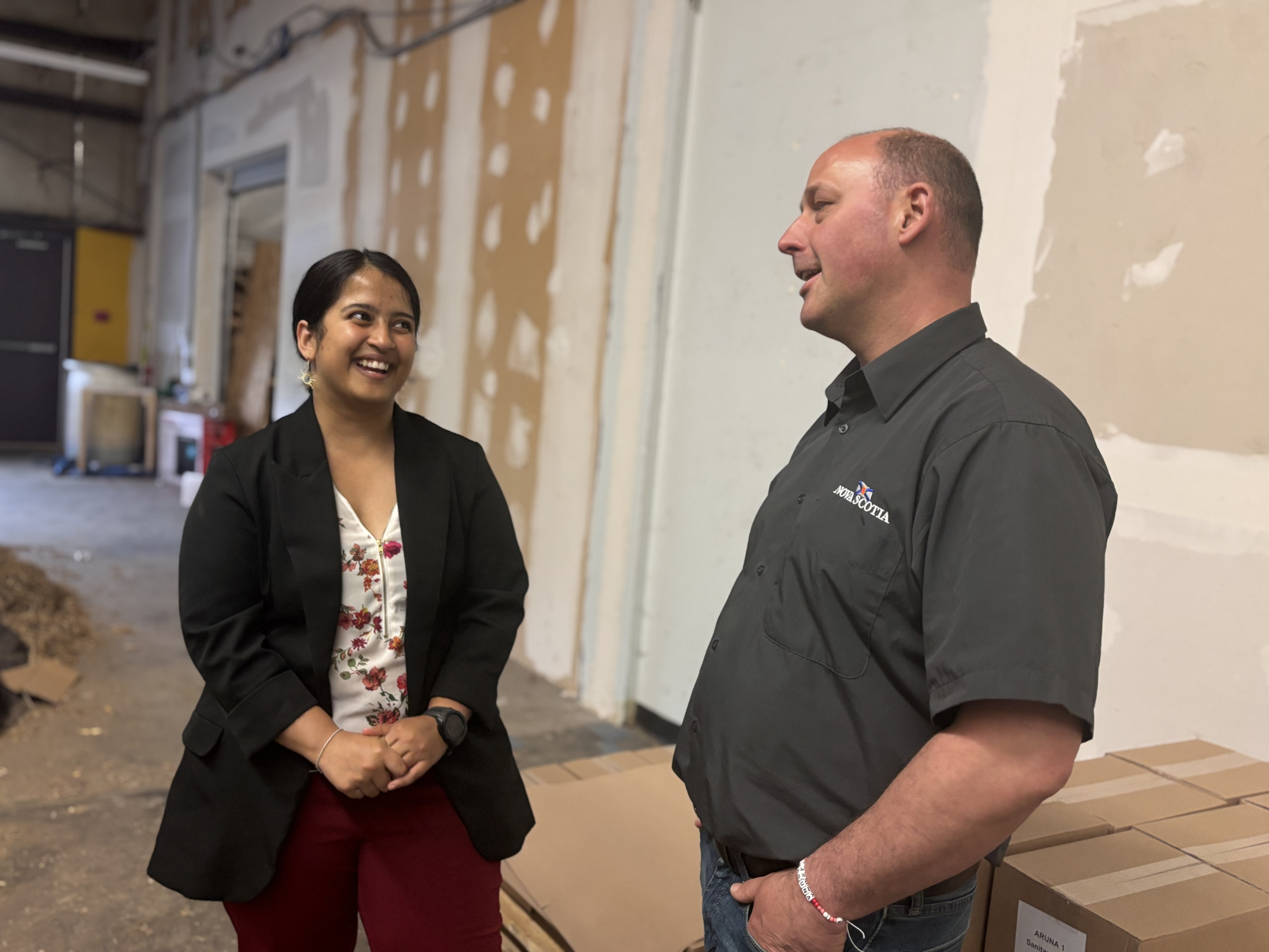 Rashmi Prakash, Aruna Founder speaks with Minister Timothy Halman, Environment and Climate Change in Aruna's manufacturing facility.
