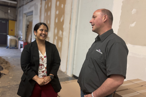 Rashmi Prakash, Aruna Founder speaks with Minister Timothy Halman, Environment and Climate Change in Aruna's manufacturing facility.